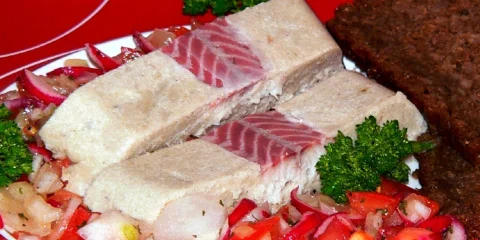 Aal-Mouse mit pikantem Salat
